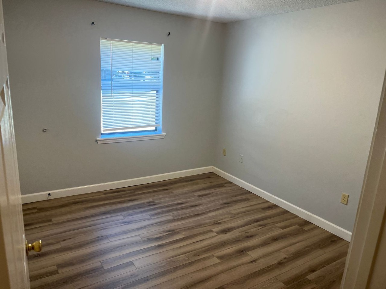 604 Quay St - Photo 3 of 8