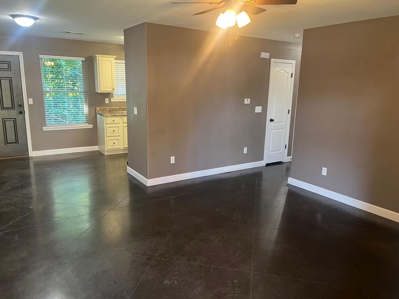 608 Quay St - Photo 2 of 10