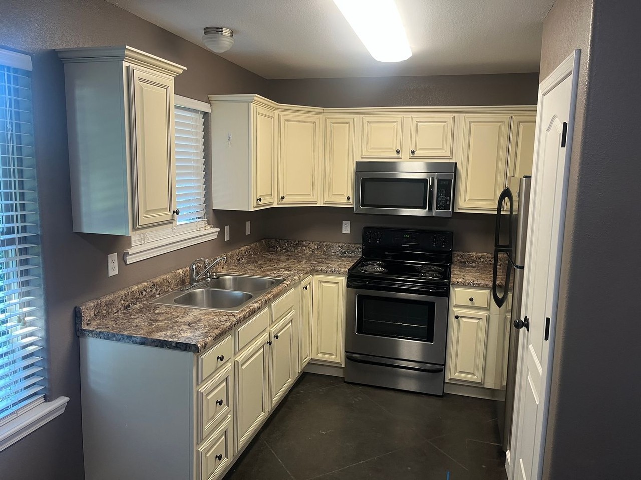 608 Quay St - Photo 3 of 10