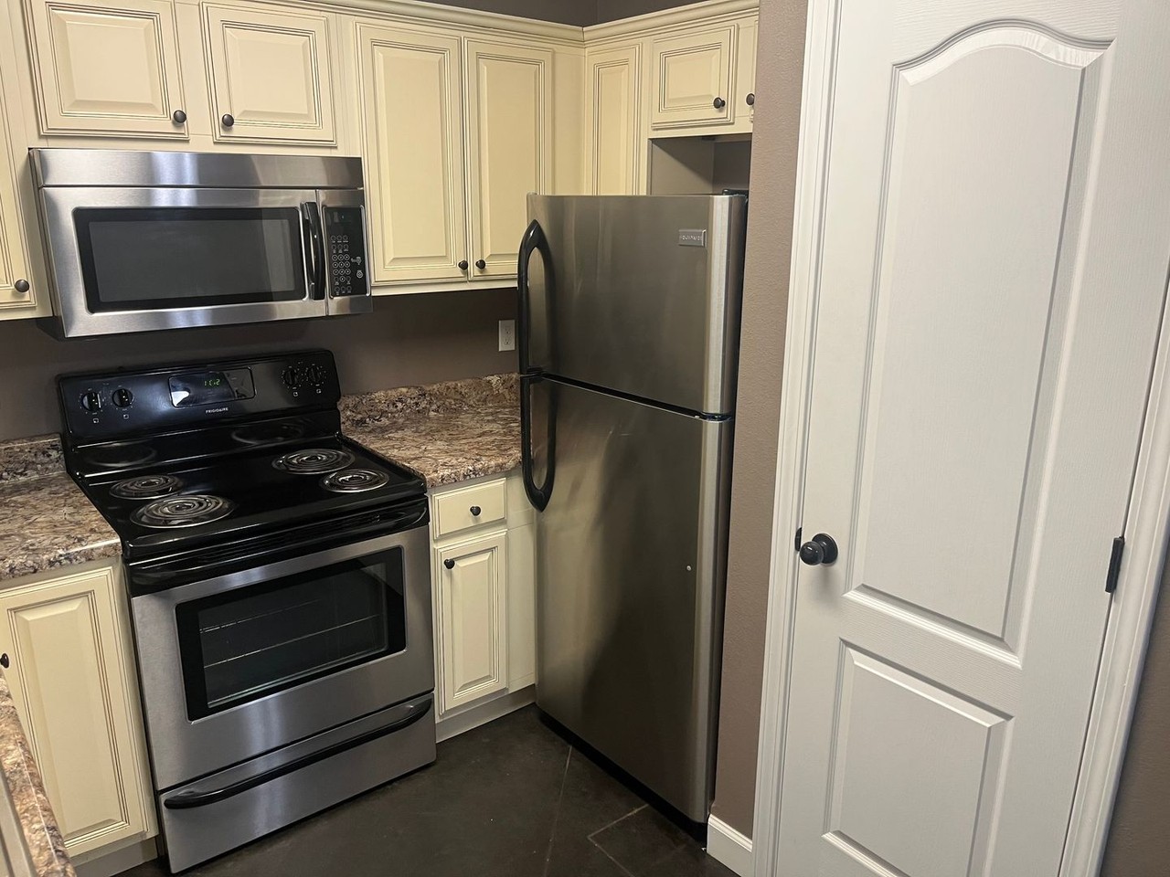 608 Quay St - Photo 5 of 10