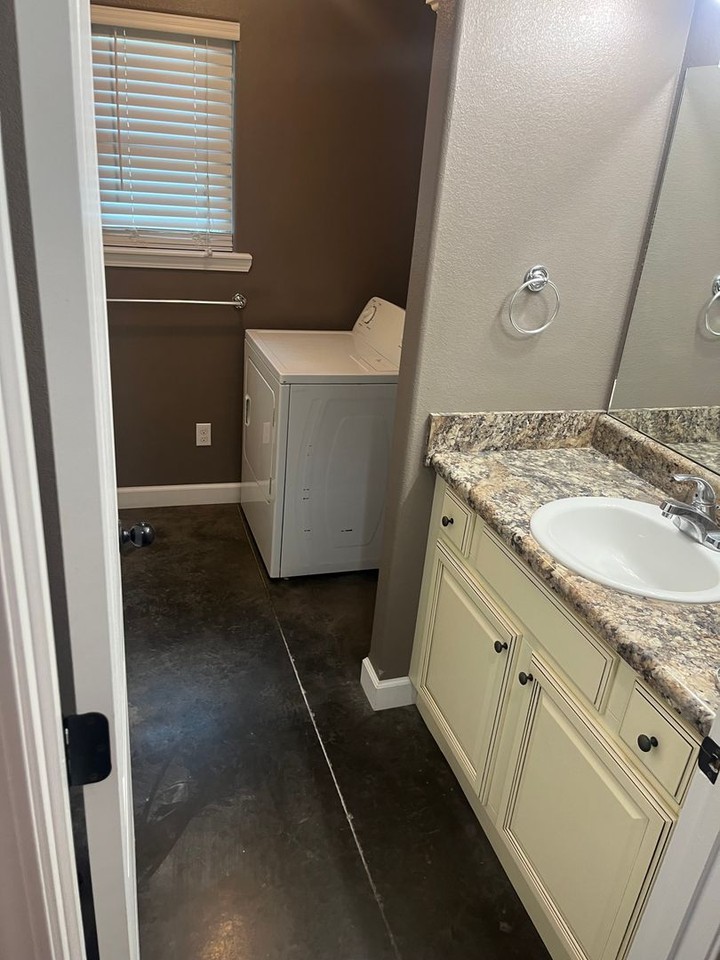 608 Quay St - Photo 6 of 10