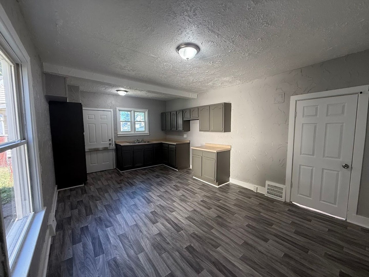 1356 Garfield Ave Sw - Photo 7 of 13