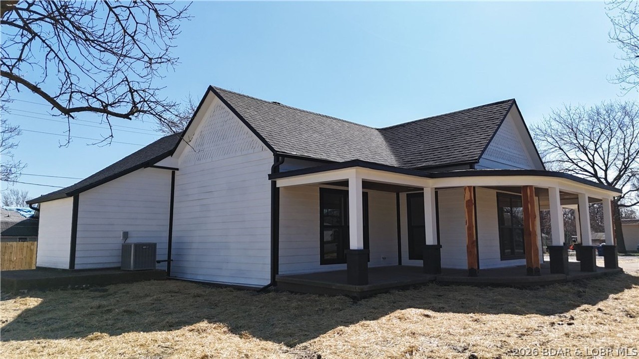 130 S Grand Ave - Photo 2 of 20