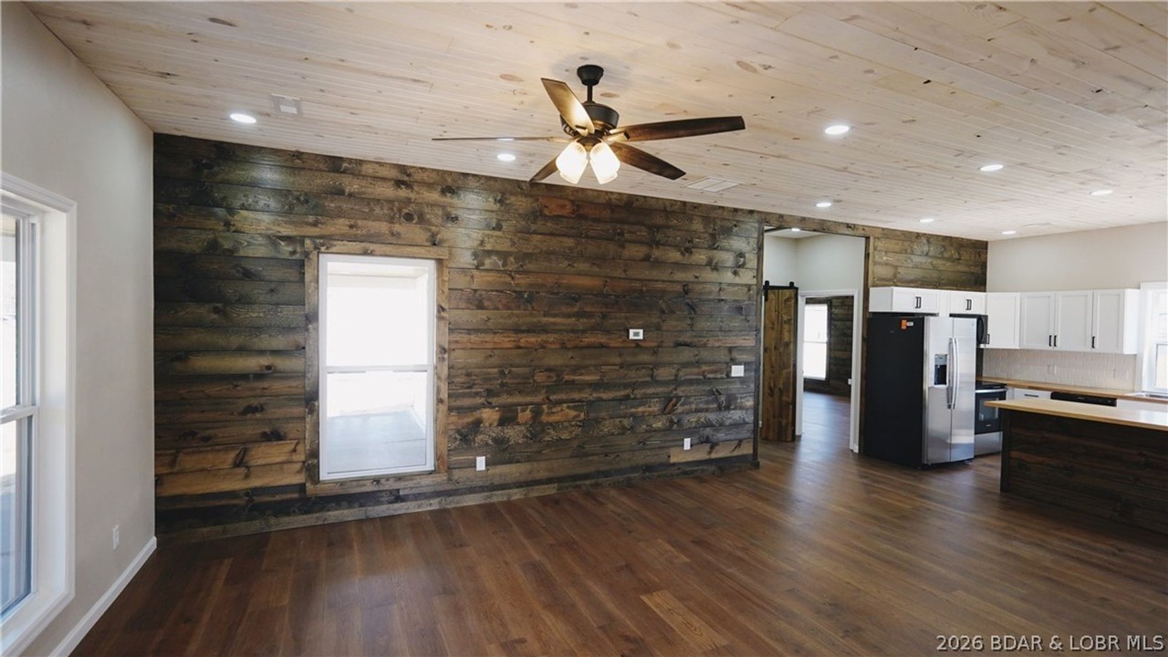 130 S Grand Ave - Photo 3 of 20