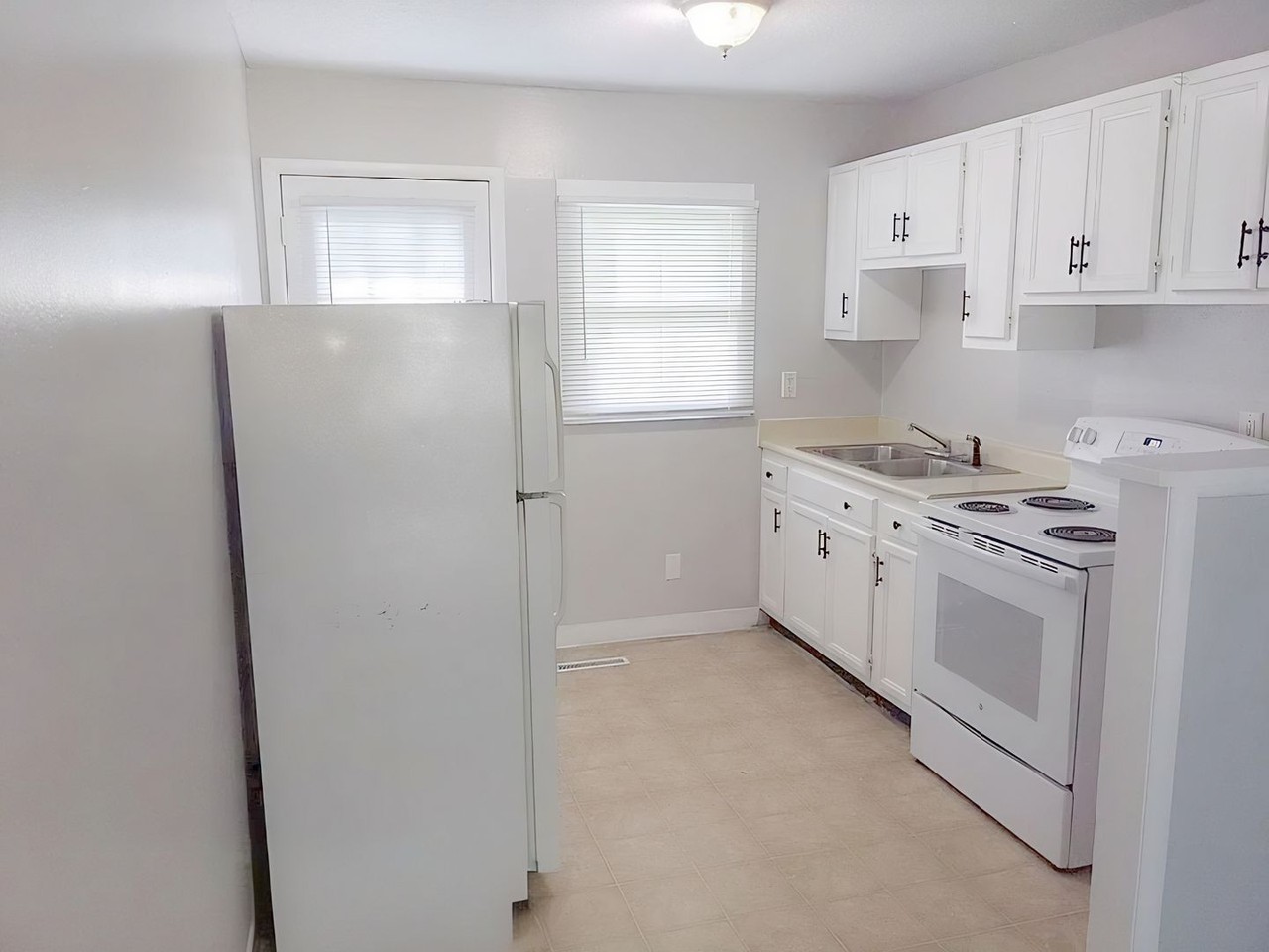 DM - 305 East 25th St South - Photo 2 of 8