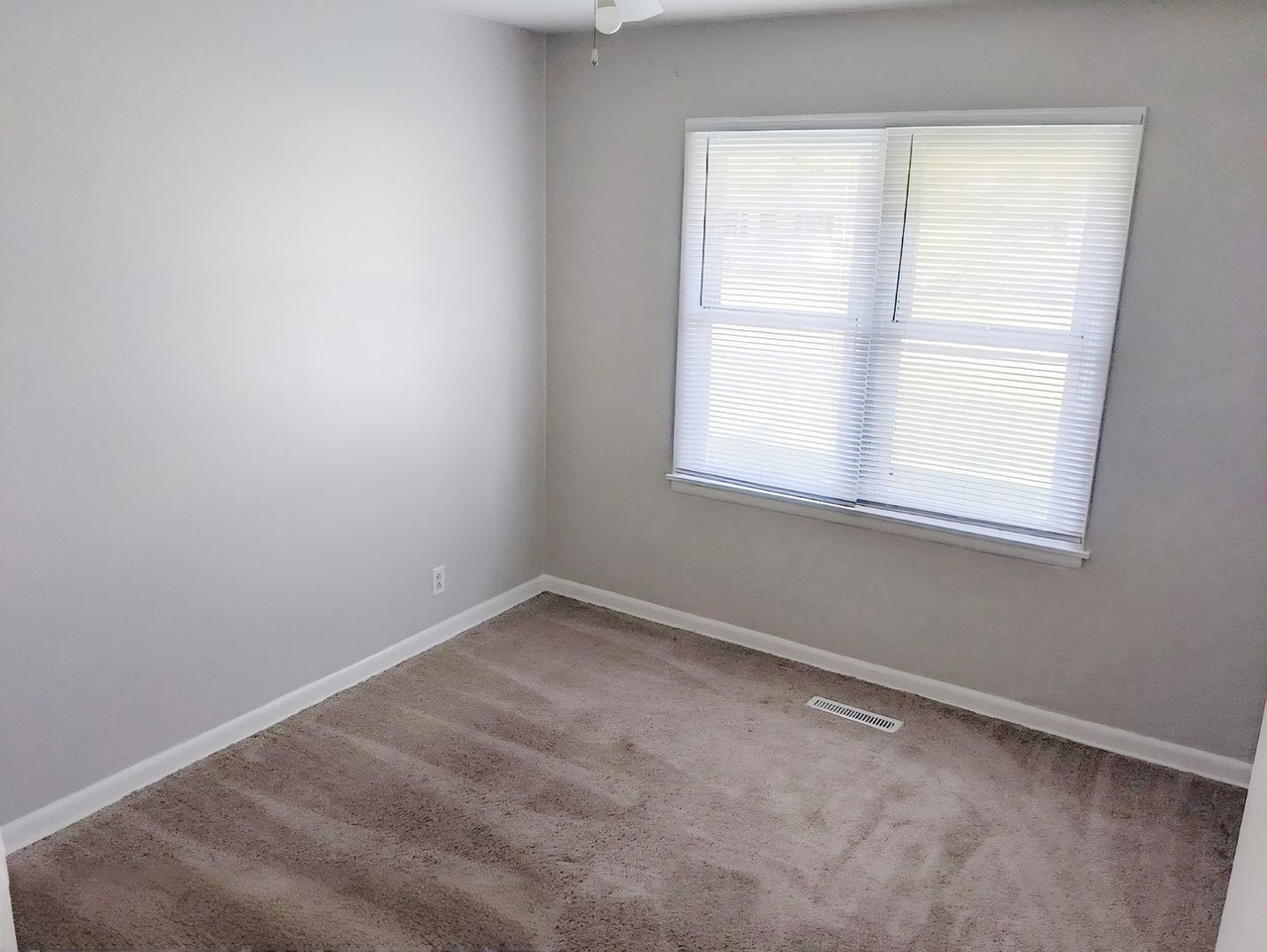 DM - 305 East 25th St South - Photo 5 of 8