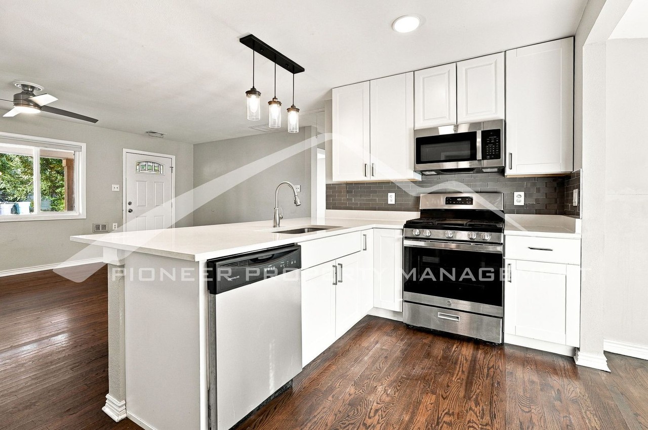 1729 Jamaica St - Photo 5 of 20