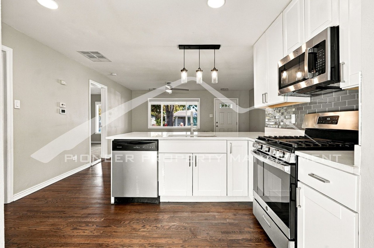 1729 Jamaica St - Photo 6 of 20