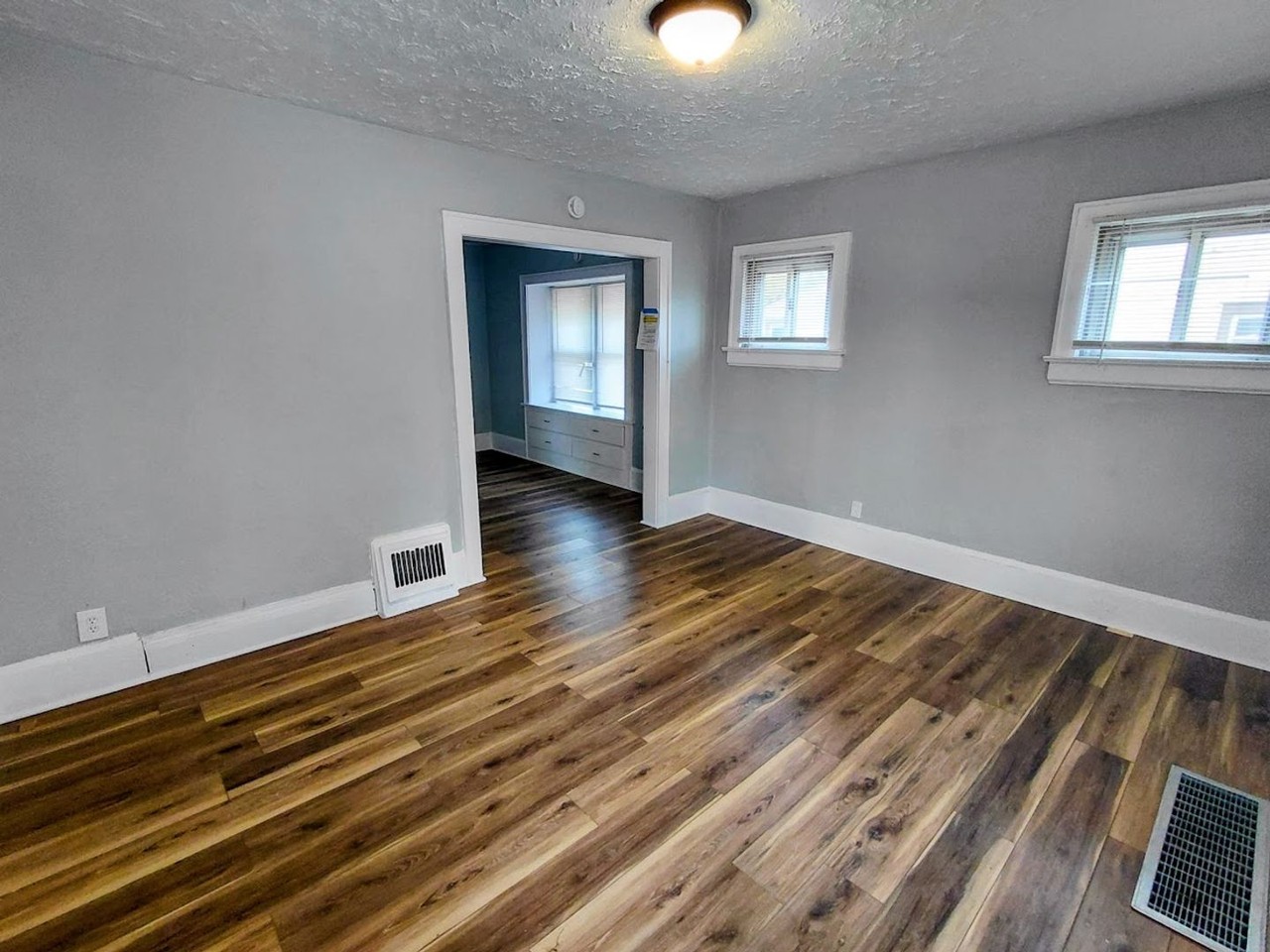 1086 Joy Ave - Photo 3 of 8