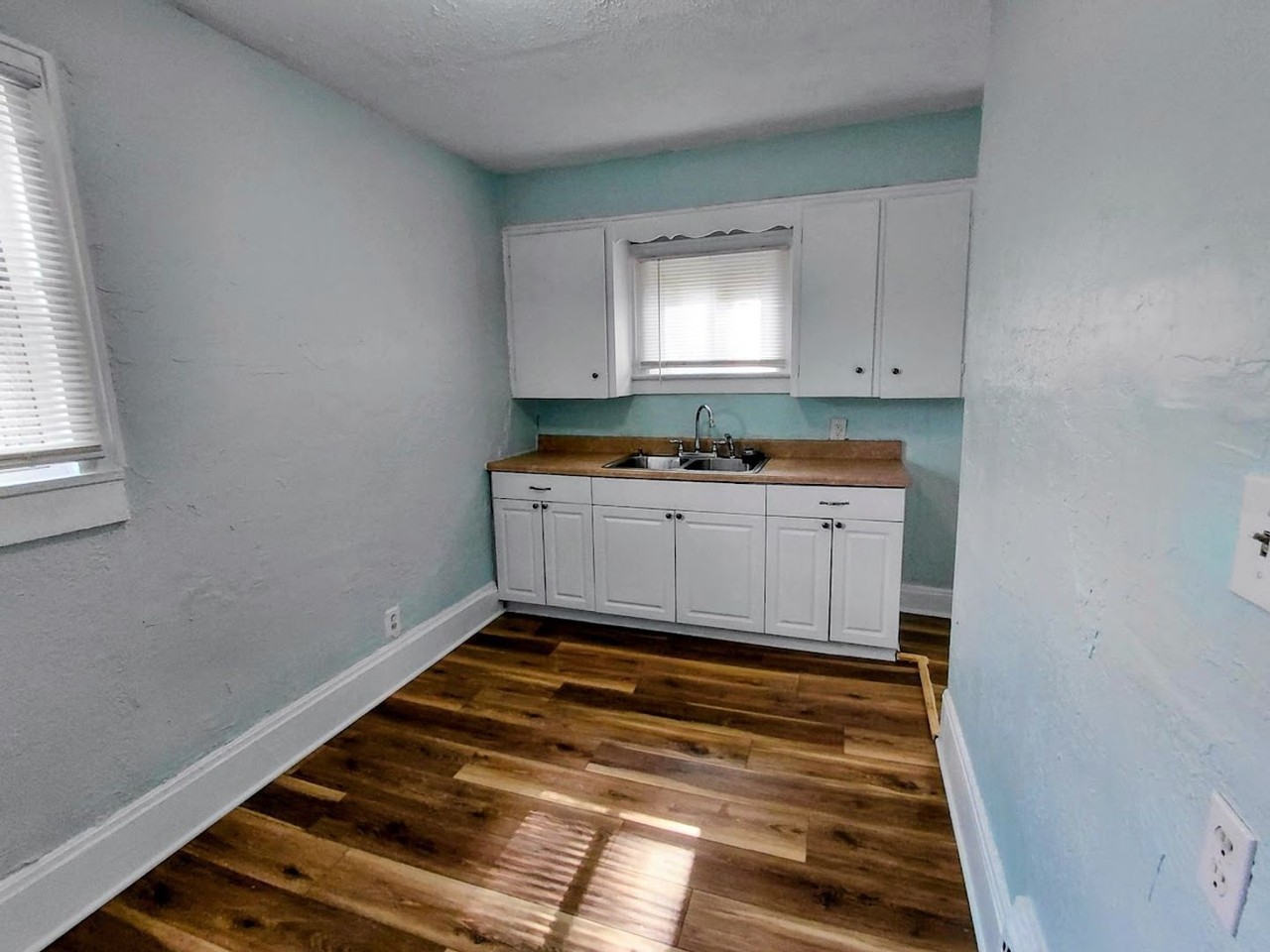 1086 Joy Ave - Photo 4 of 8