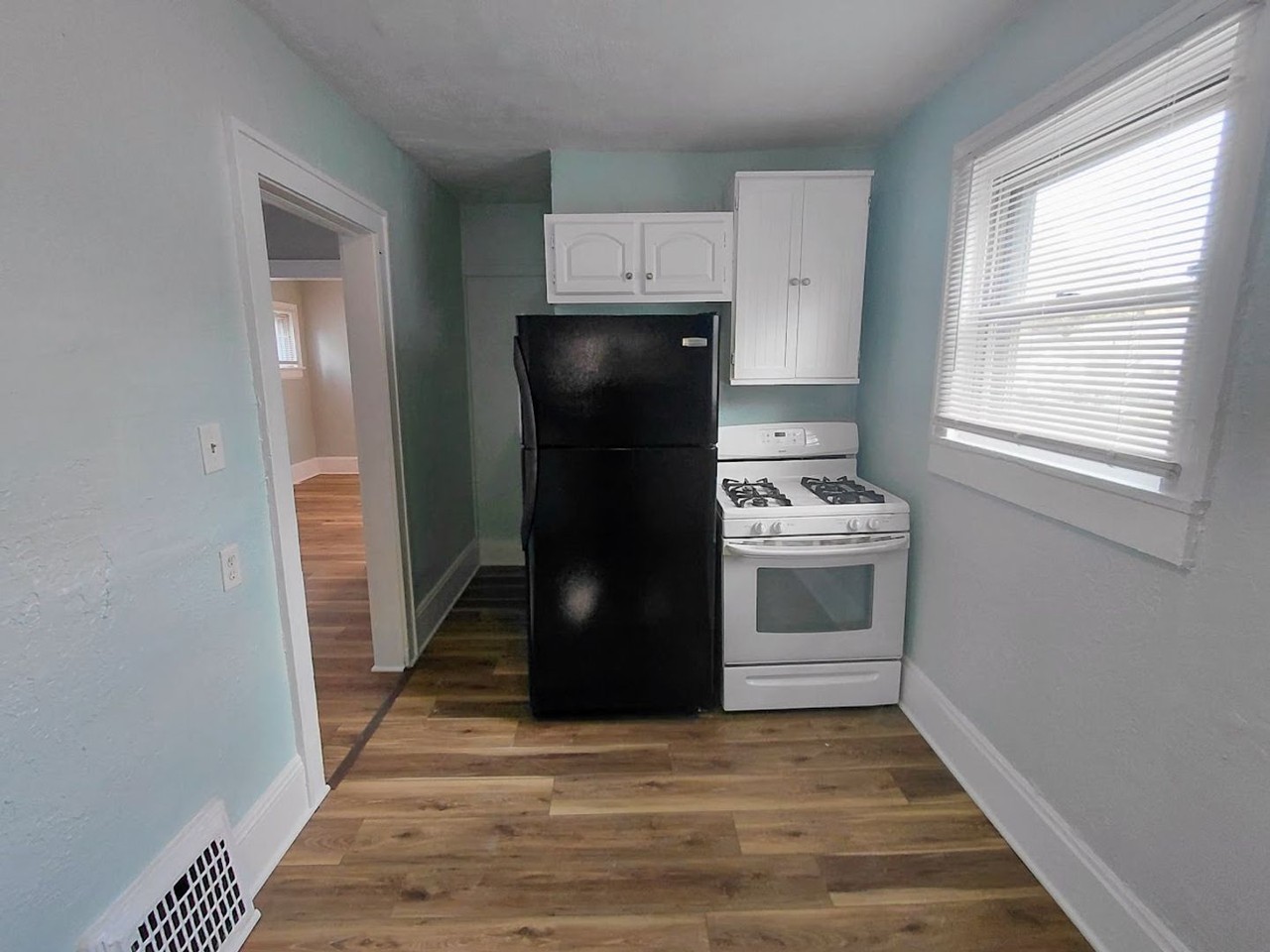 1086 Joy Ave - Photo 5 of 8