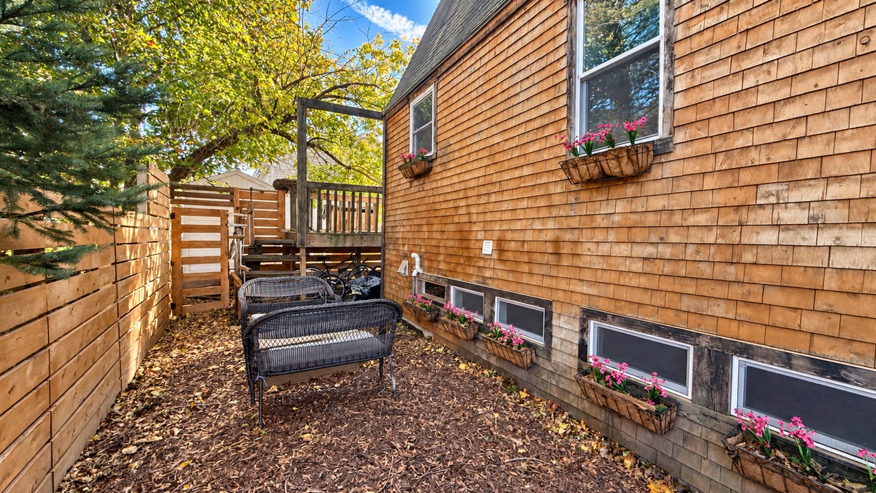 32 Bishop Ave - Photo 3 of 21