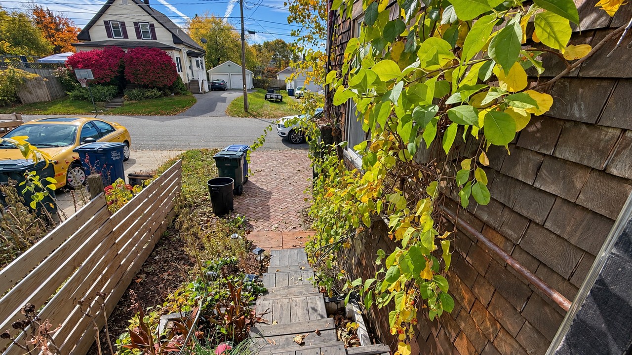 32 Bishop Ave - Photo 4 of 21
