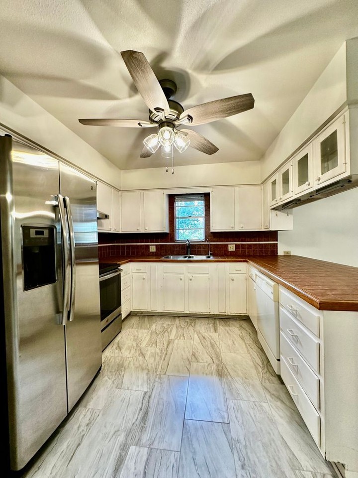 702 Smokey Mountain Dr - Photo 3 of 10