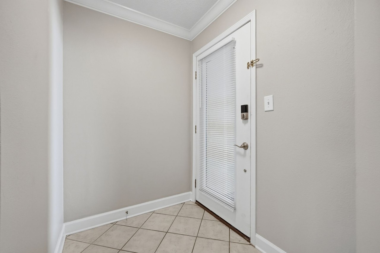 303 Southlake Ct - Photo 3 of 36