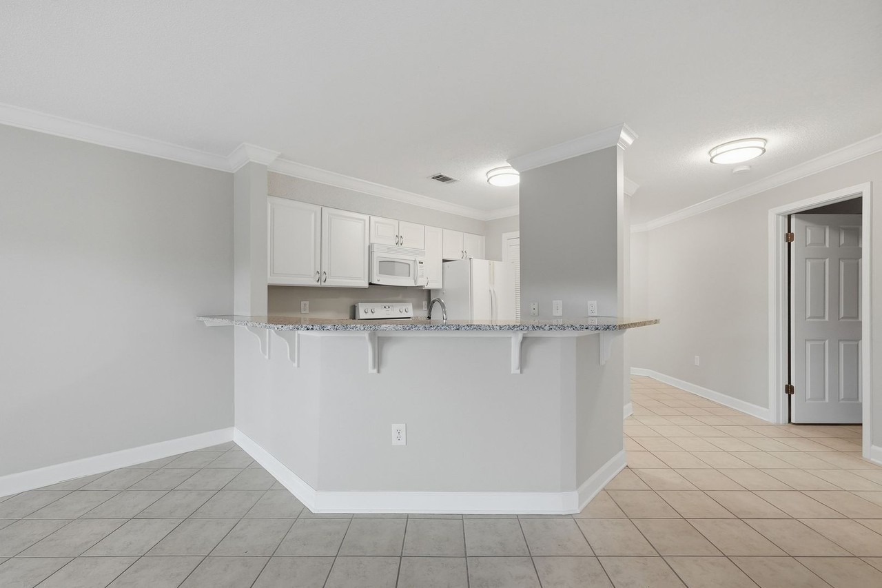 303 Southlake Ct - Photo 5 of 36