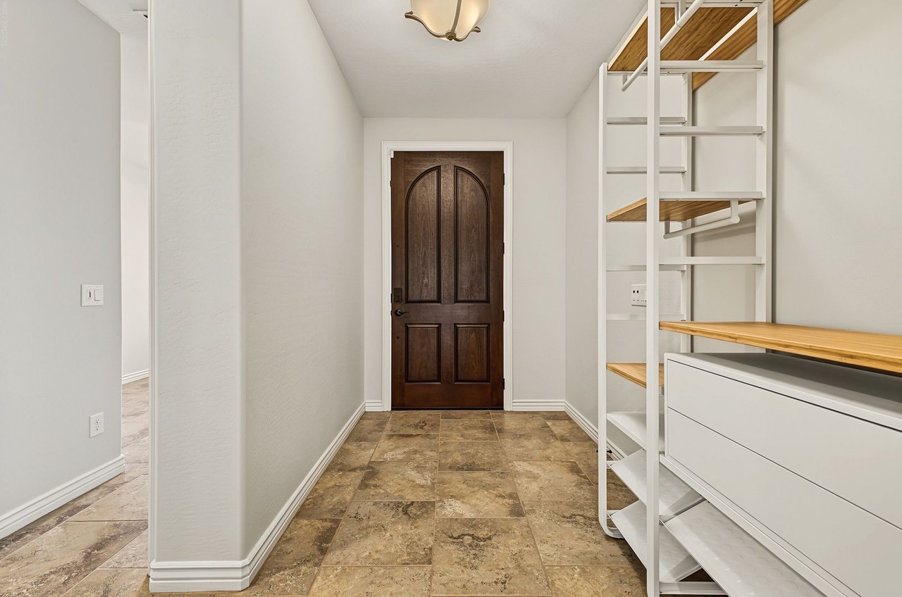 137 E Canyon Way - Photo 4 of 41
