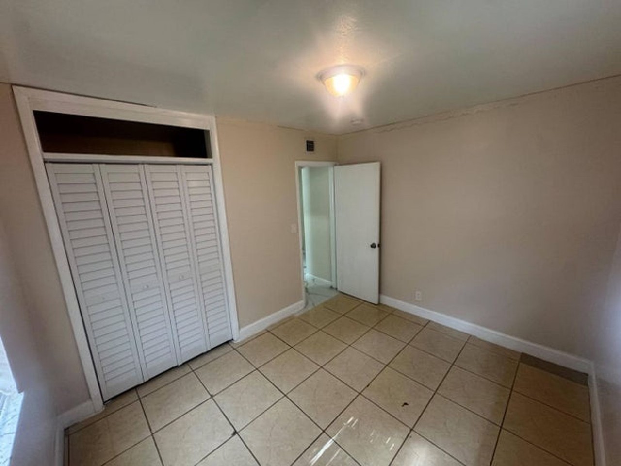 1106 Nw 14th Ct - Photo 5 of 11