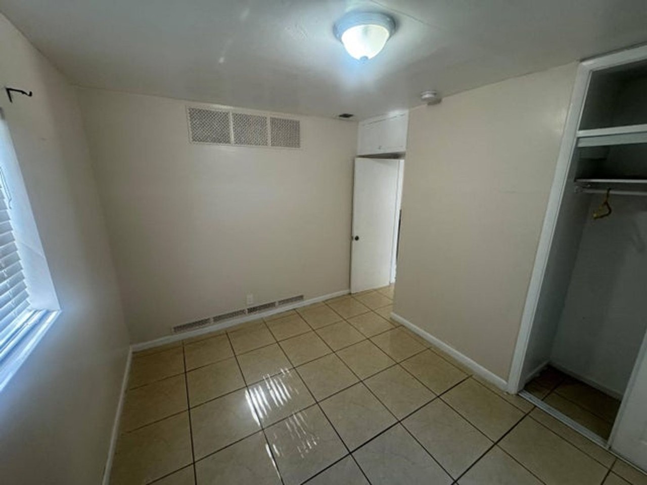 1106 Nw 14th Ct - Photo 7 of 11