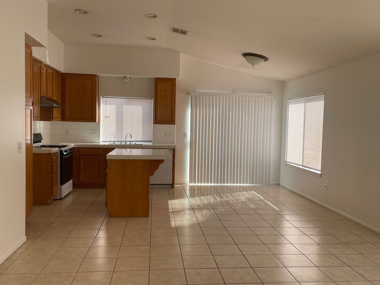 13525 Lakeside Dr - Photo 2 of 15