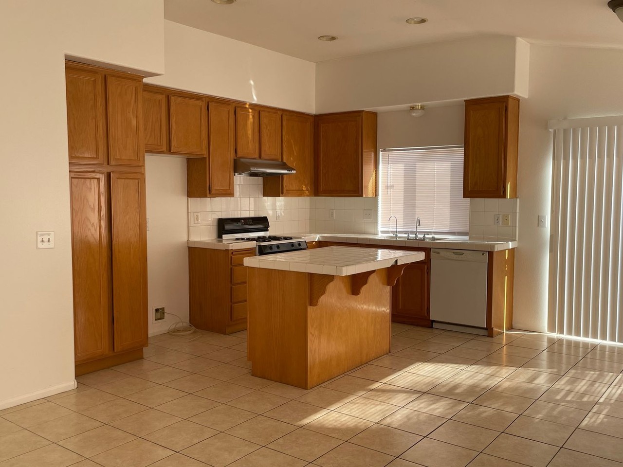 13525 Lakeside Dr - Photo 3 of 15