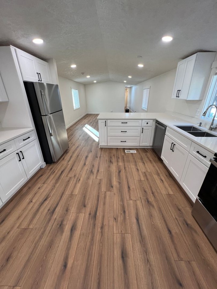 104 E C St - Photo 3 of 29
