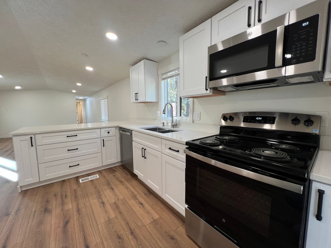 104 E C St - Photo 6 of 29