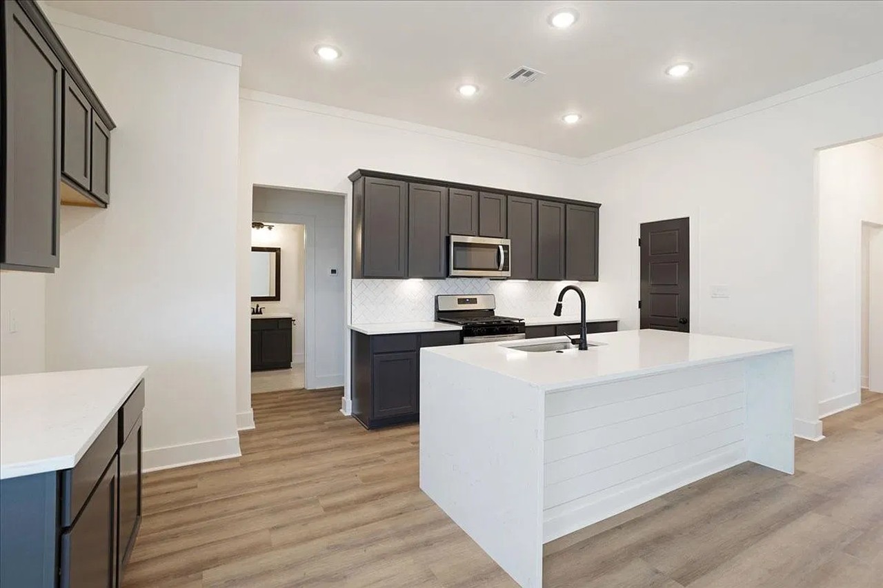 4300 Hummingbird Dr - Photo 3 of 9