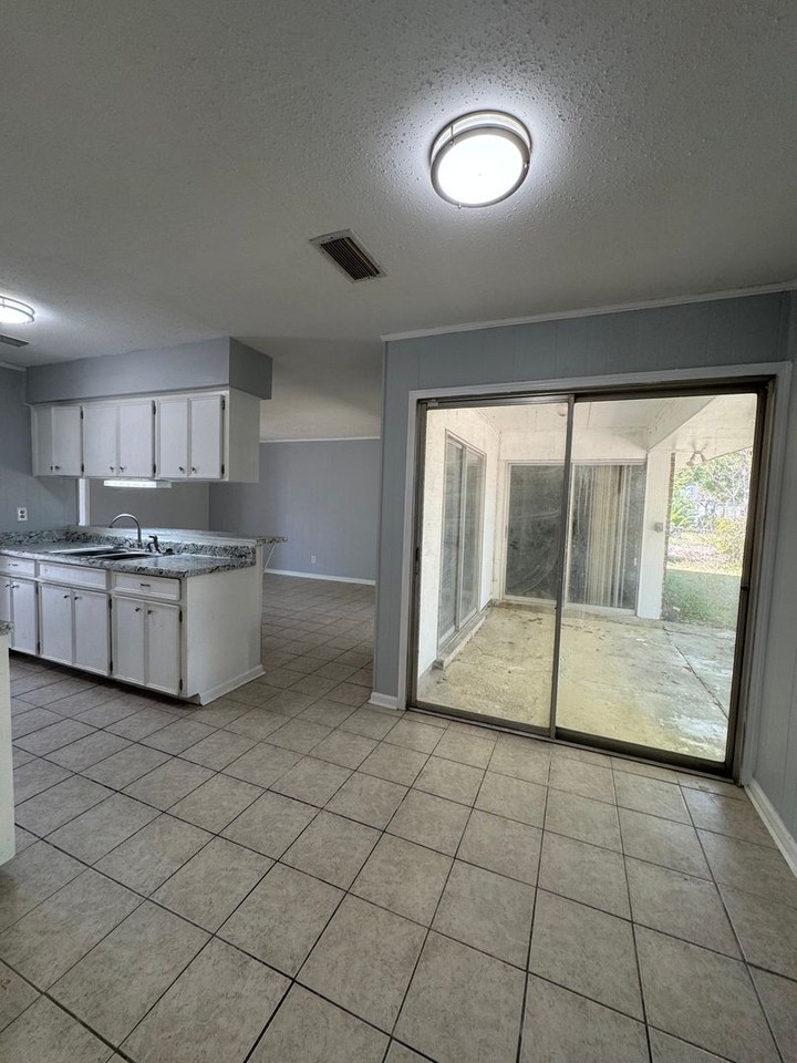 339 Daman Dr - Photo 4 of 16