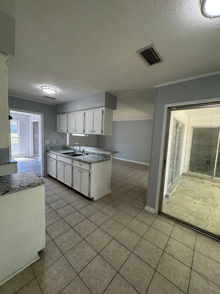 339 Daman Dr - Photo 5 of 16