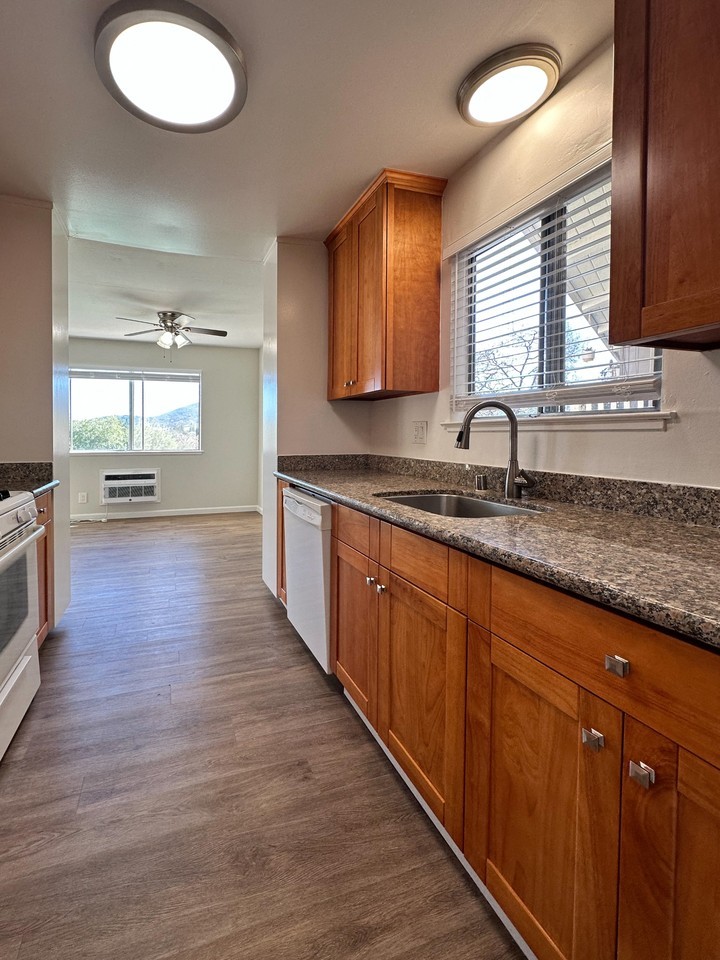 Lake Vasona Manor - Photo 2 of 35