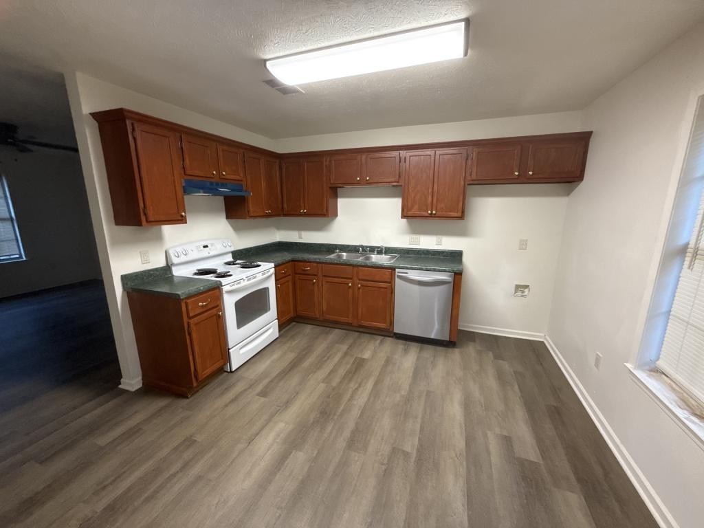 3945 Ledbetter Dr - Photo 2 of 19