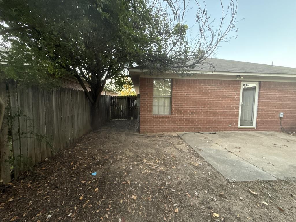 3945 Ledbetter Dr - Photo 4 of 19