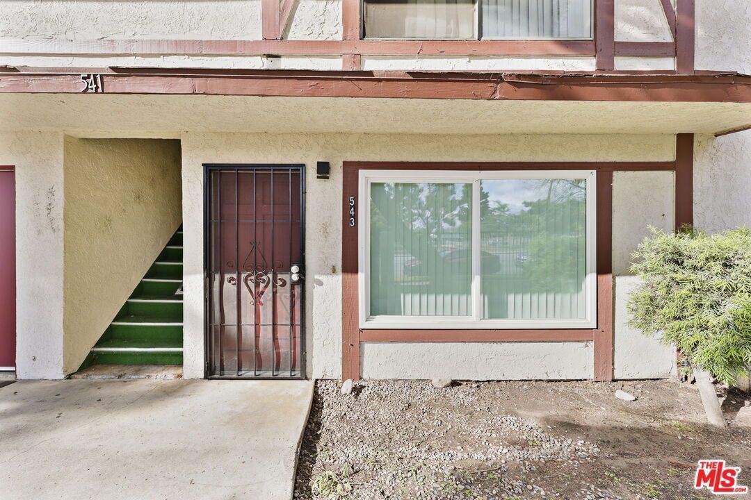 543 N Grove Ave - Photo 3 of 30