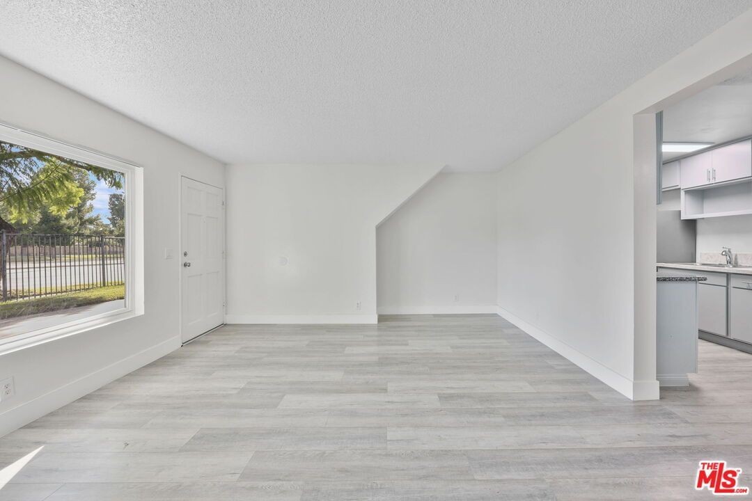 543 N Grove Ave - Photo 5 of 30