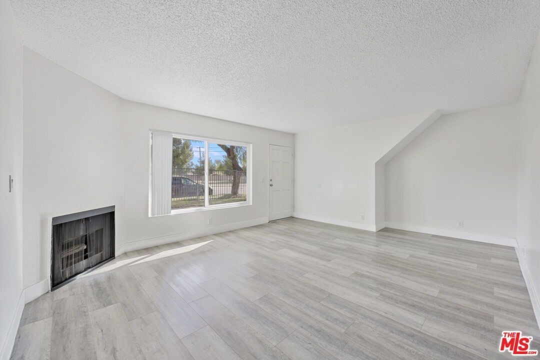 543 N Grove Ave - Photo 6 of 30