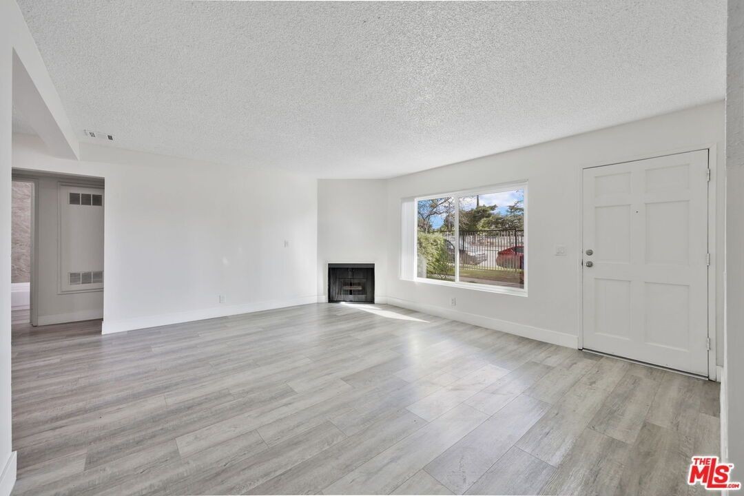543 N Grove Ave - Photo 7 of 30