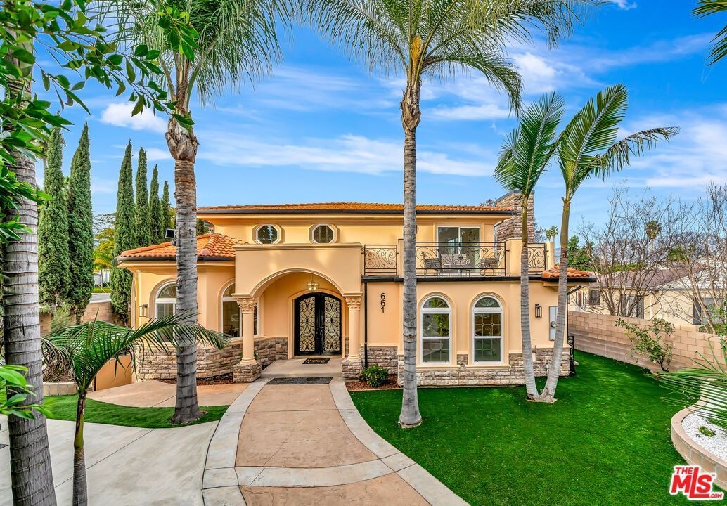 661 W Lemon Ave