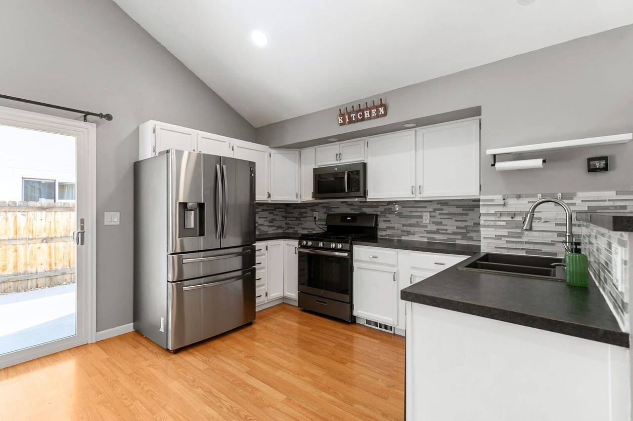 2133 Chelsea Dr - Photo 3 of 28