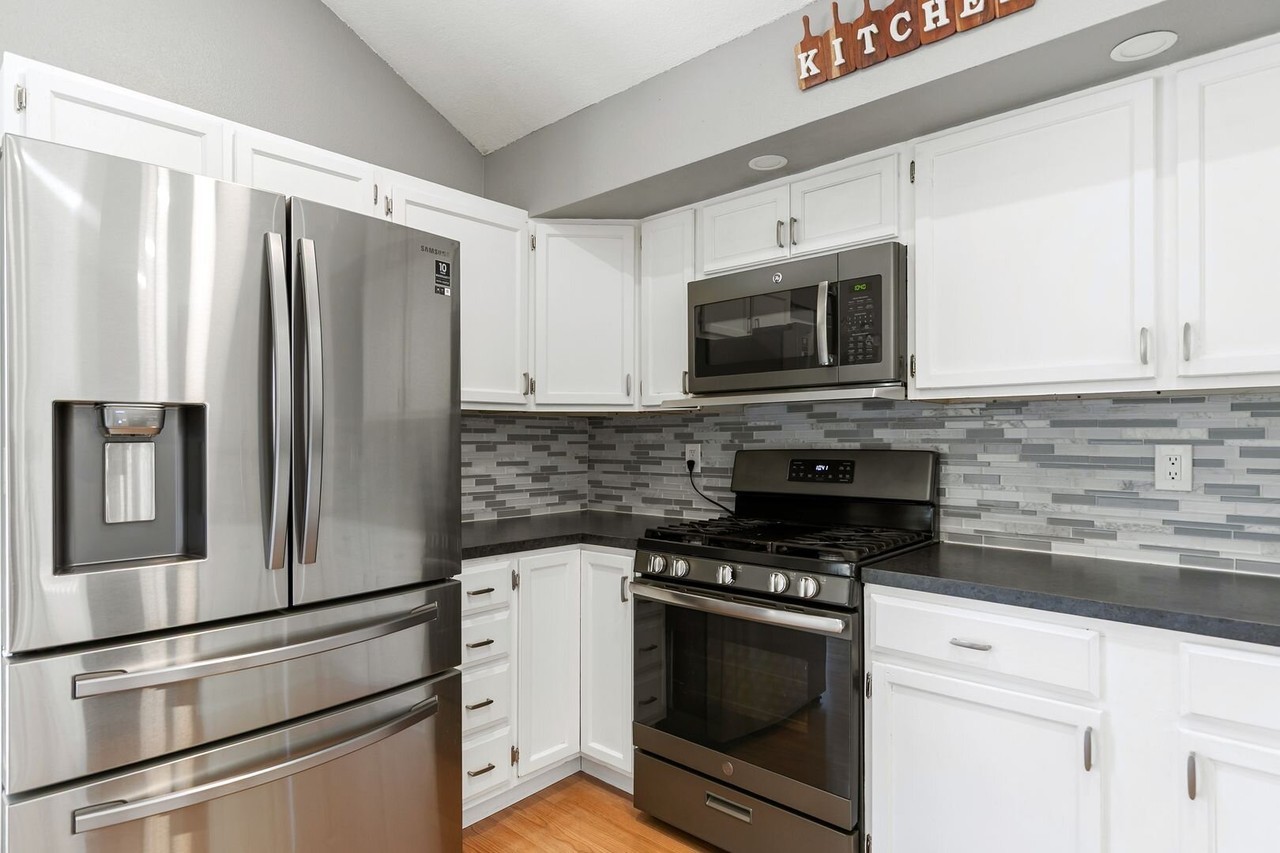 2133 Chelsea Dr - Photo 4 of 28