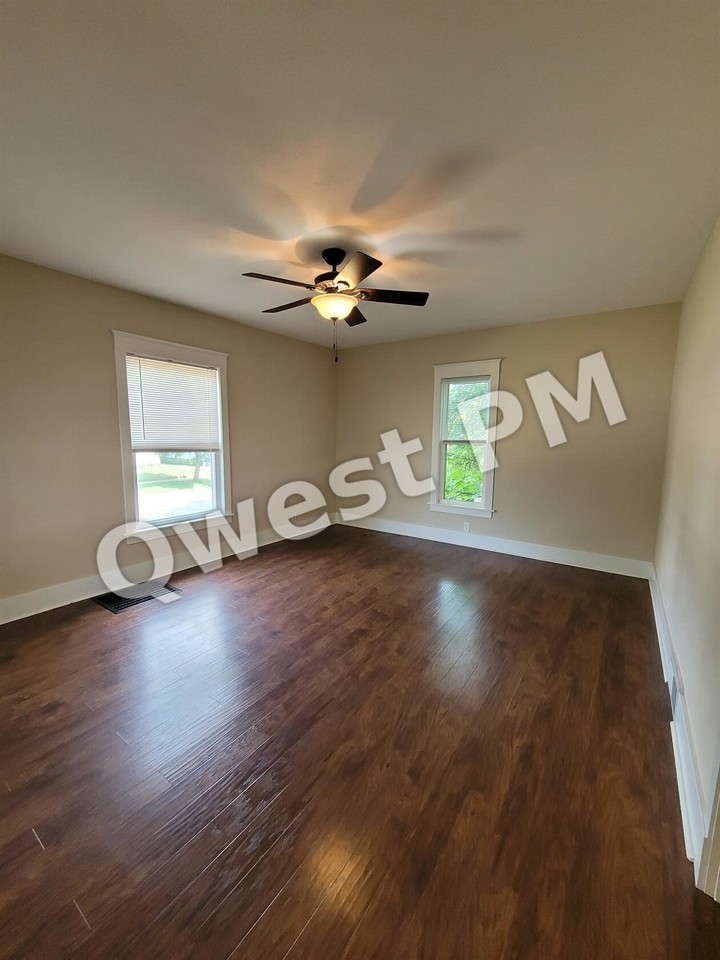 932 Crescent St Ne - Photo 2 of 9