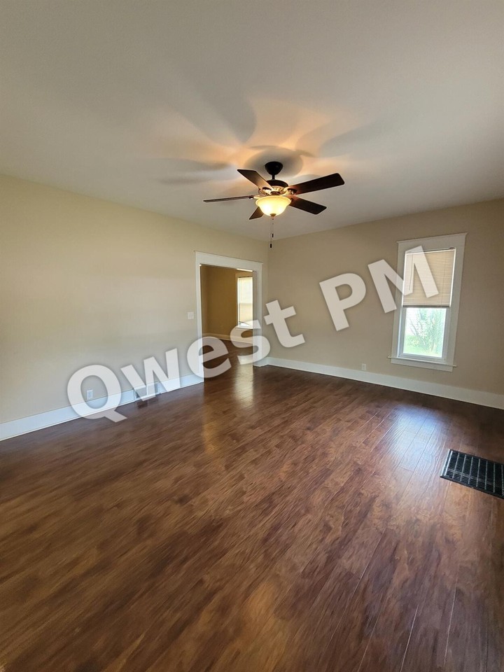 932 Crescent St Ne - Photo 3 of 9