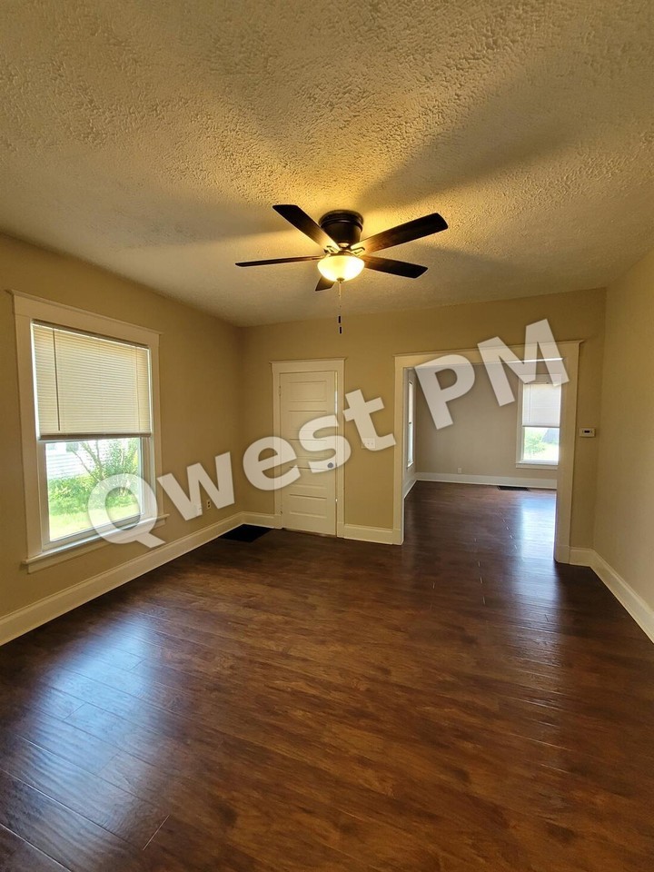 932 Crescent St Ne - Photo 4 of 9