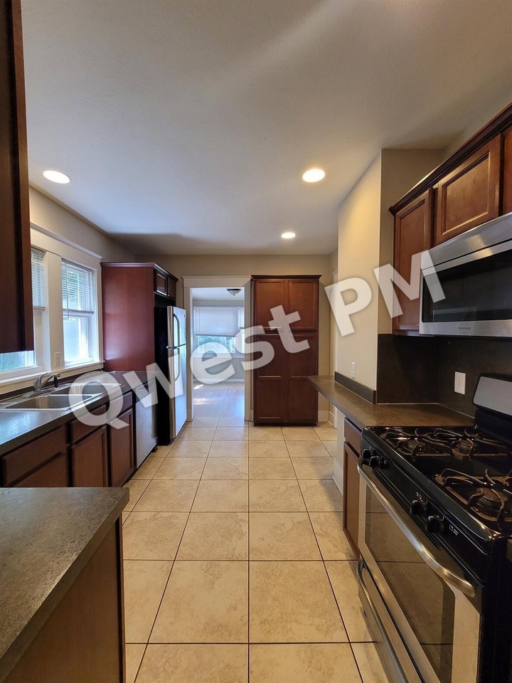 932 Crescent St Ne - Photo 5 of 9