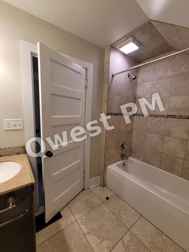 932 Crescent St Ne - Photo 6 of 9