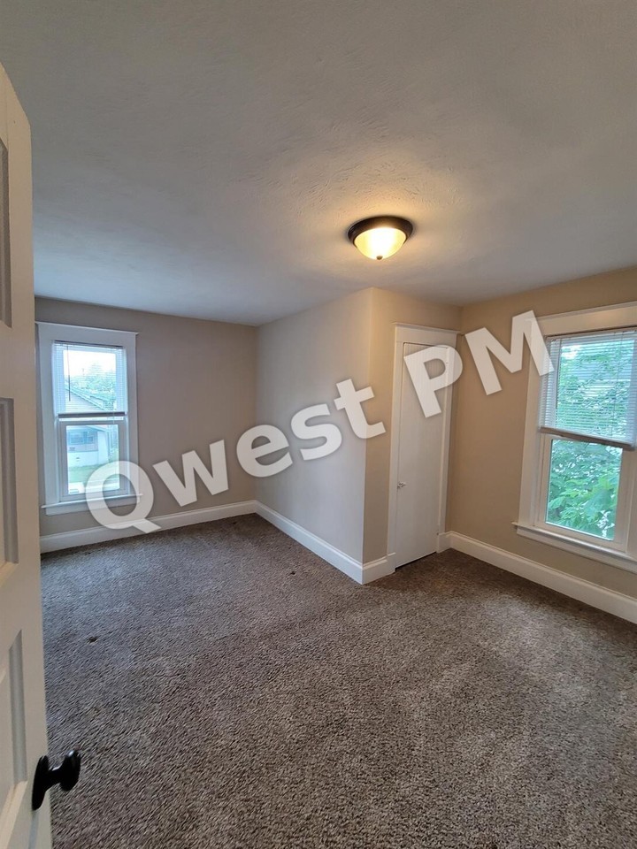 932 Crescent St Ne - Photo 7 of 9