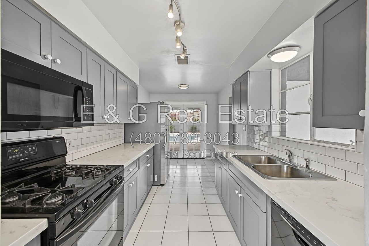 543 W 19th St - Photo 3 of 33