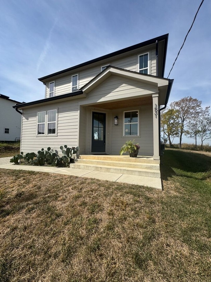 1531 E Stewarts Ln - Photo 2 of 33