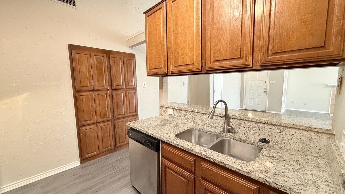 2013 Avignon Dr - Photo 4 of 28