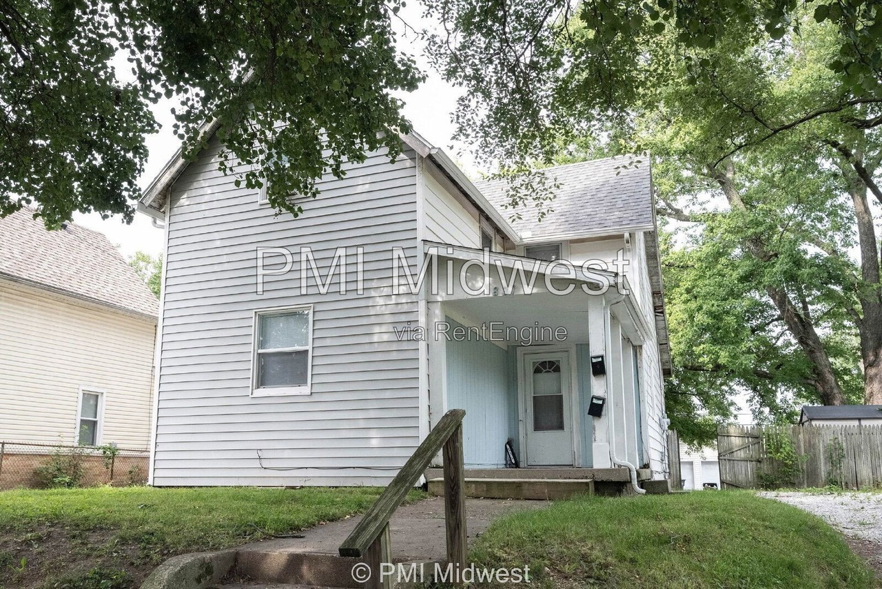 831 S Webster St - Photo 2 of 21